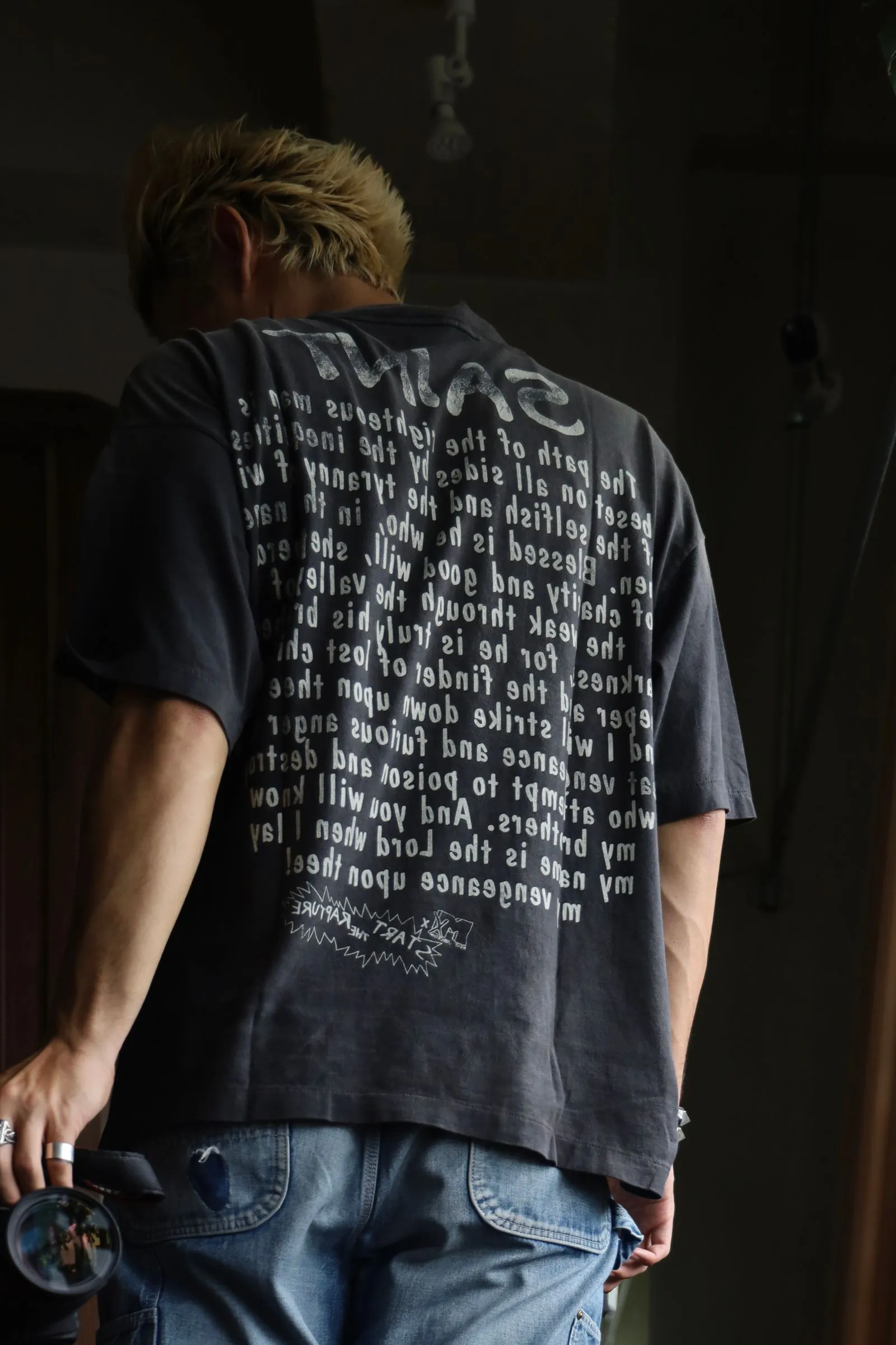 SAINT Mxxxxxx RAPTURE SS TEE/BLK Beavis and Butt-Head anime character TEE. Washed black S-XL. The print is from the characters of the American classic animation "Beavis and Butt-Head". It also pays tribute to the two classic killer characters in "Pulp Fiction". It is very witty and humorous. The whole garment is washed again.